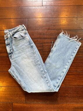 Light Wash Women's Frayed Hem Jeans